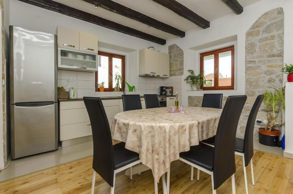 Marivo Appartement Dugi Rat Buitenkant foto